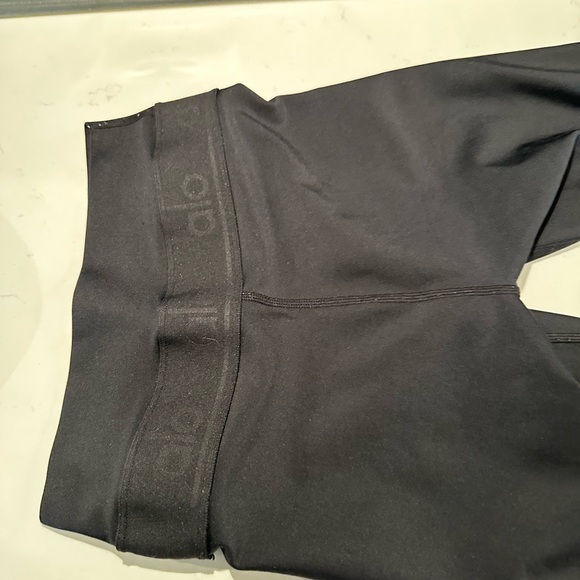 ALO Yoga Women’s Midnight Black Leggings - Picture 6 of 6
